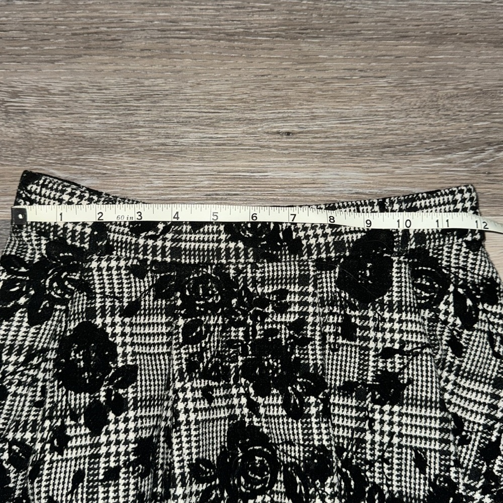 Black & Grey Tweed Plaid Skirt with Rose Pattern - Size Small - Picture 4 of 5